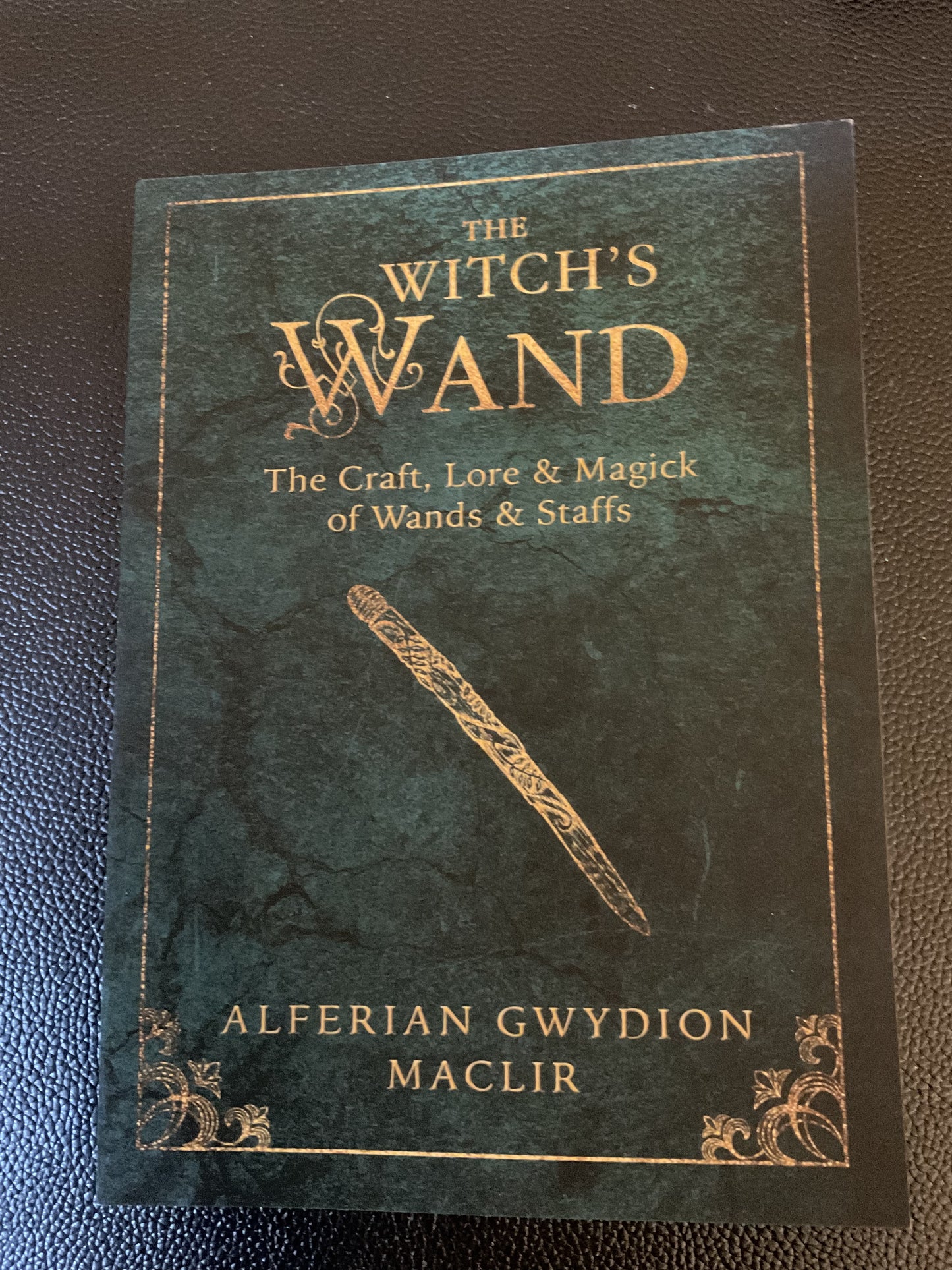 The Witch's Wand : The Craft, Lore, and Magick of Wands & Staffs
